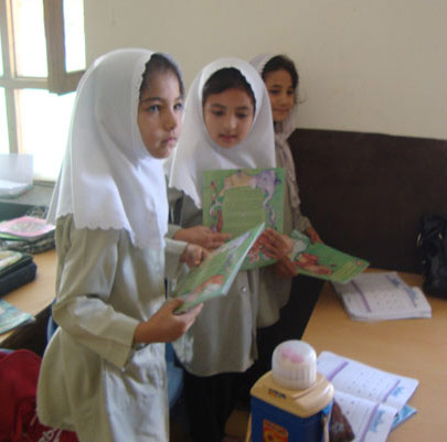 3 Afghan schoolgirls with Hoopoe Books